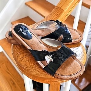 NWOT Life Stride Black Patent Slides